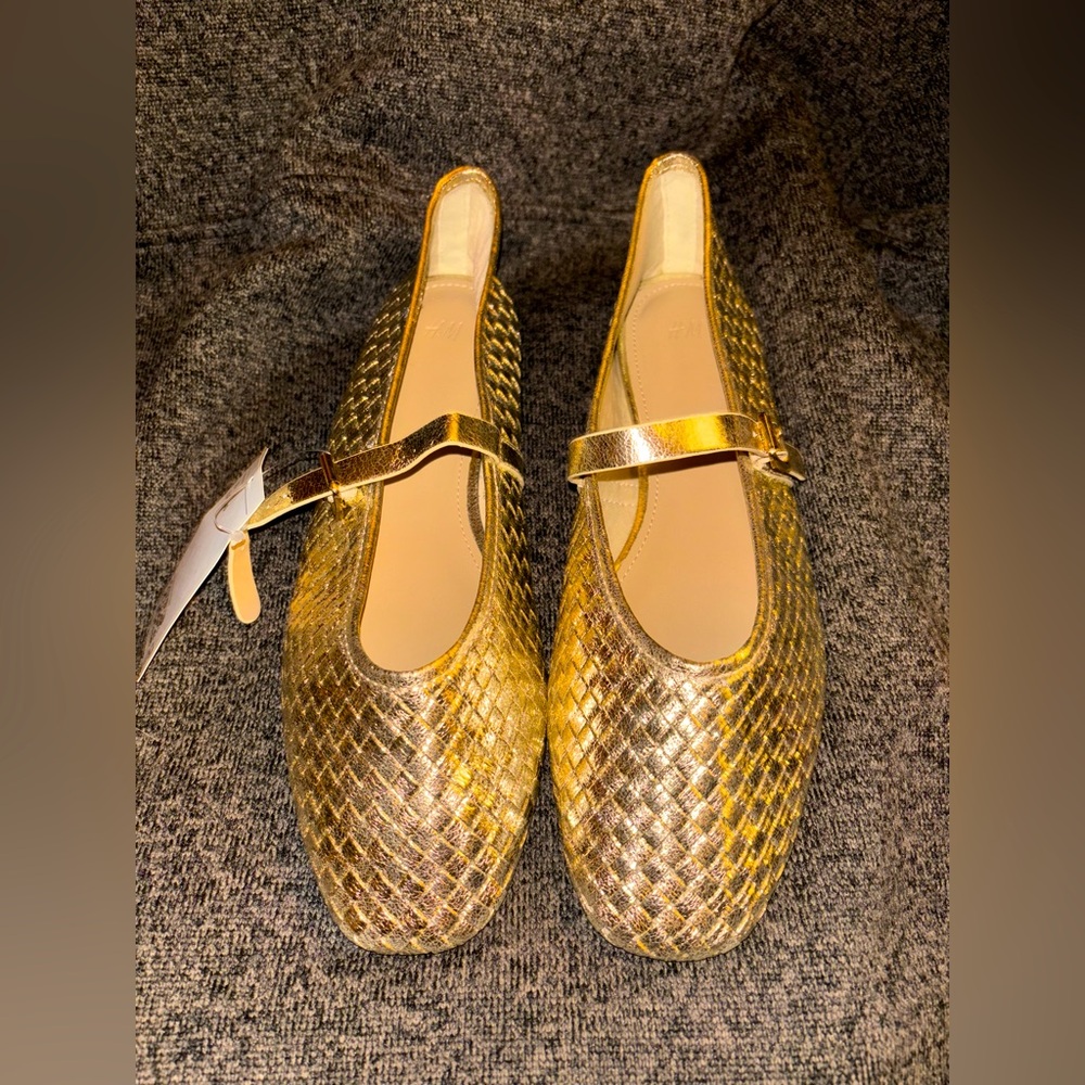 H&M Mary Jane gold Mary Jane’s flats in braided, coated fabric.